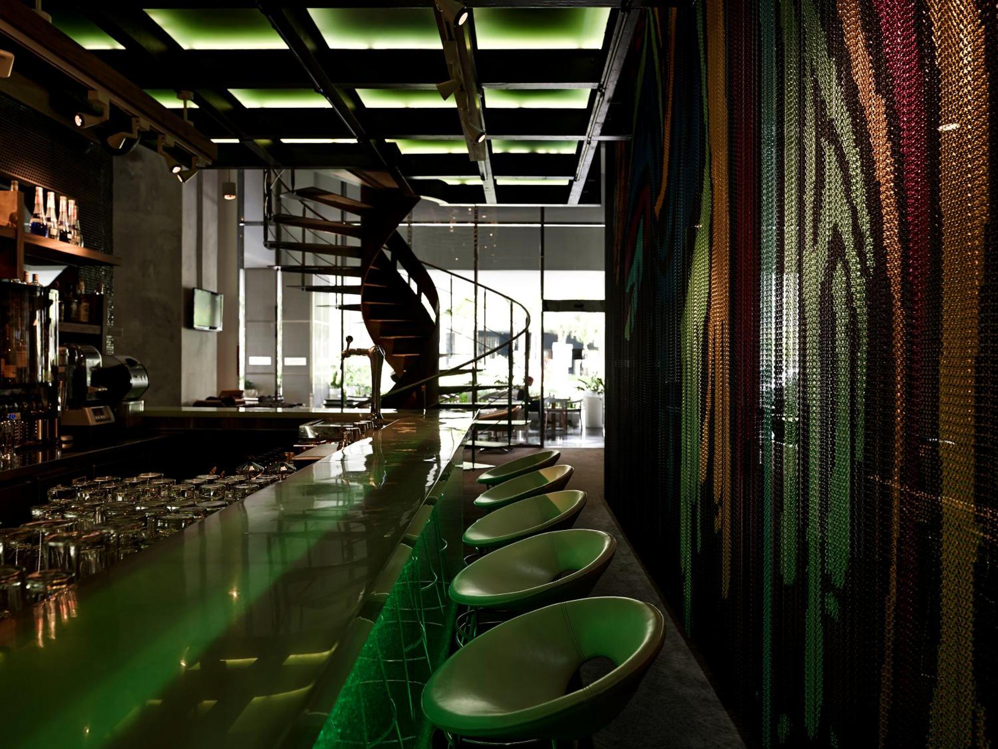 Pullman Jakarta Central Park מראה חיצוני תמונה Interior of the bar