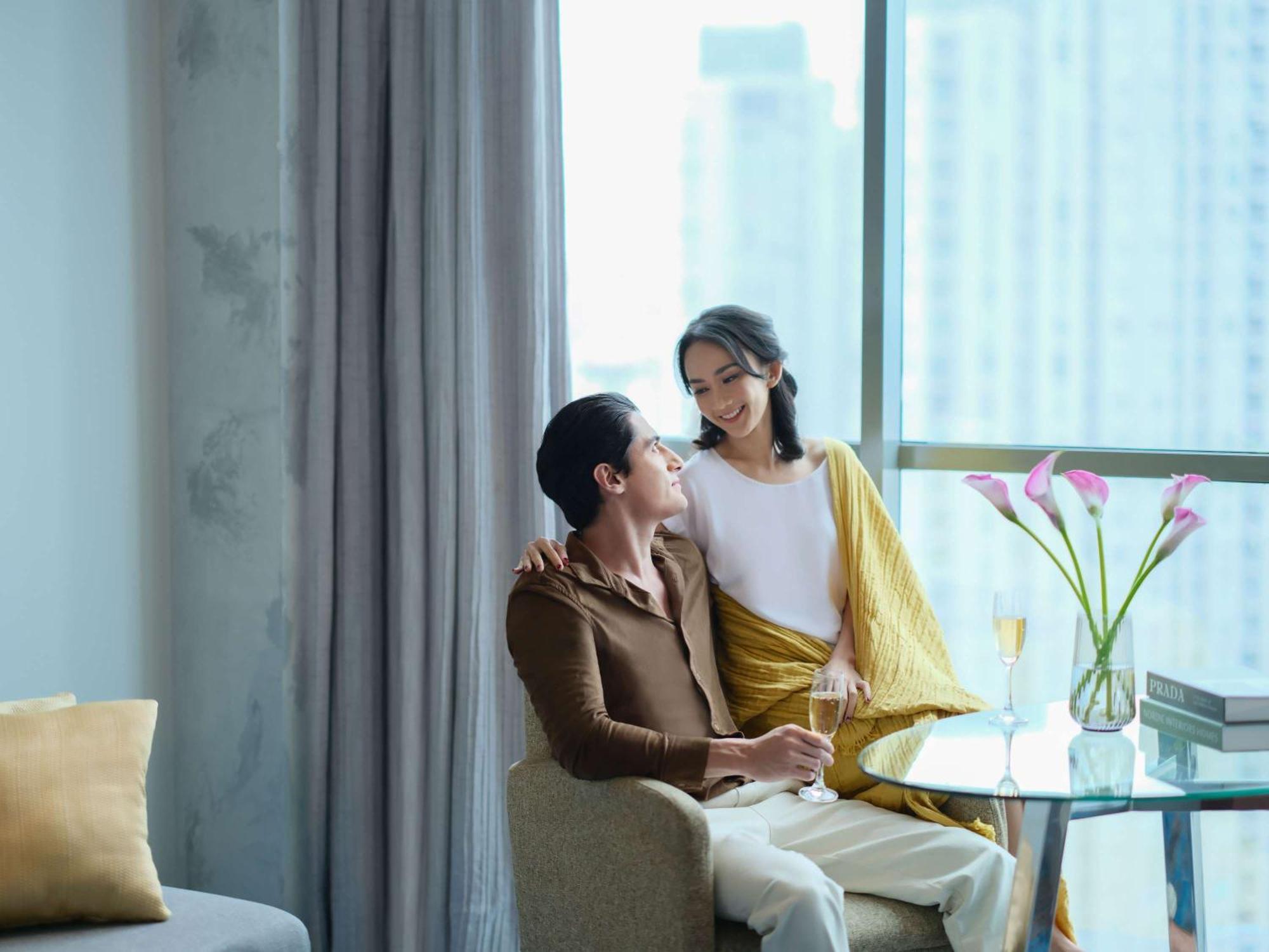 Pullman Jakarta Central Park מראה חיצוני תמונה A couple in a hotel room