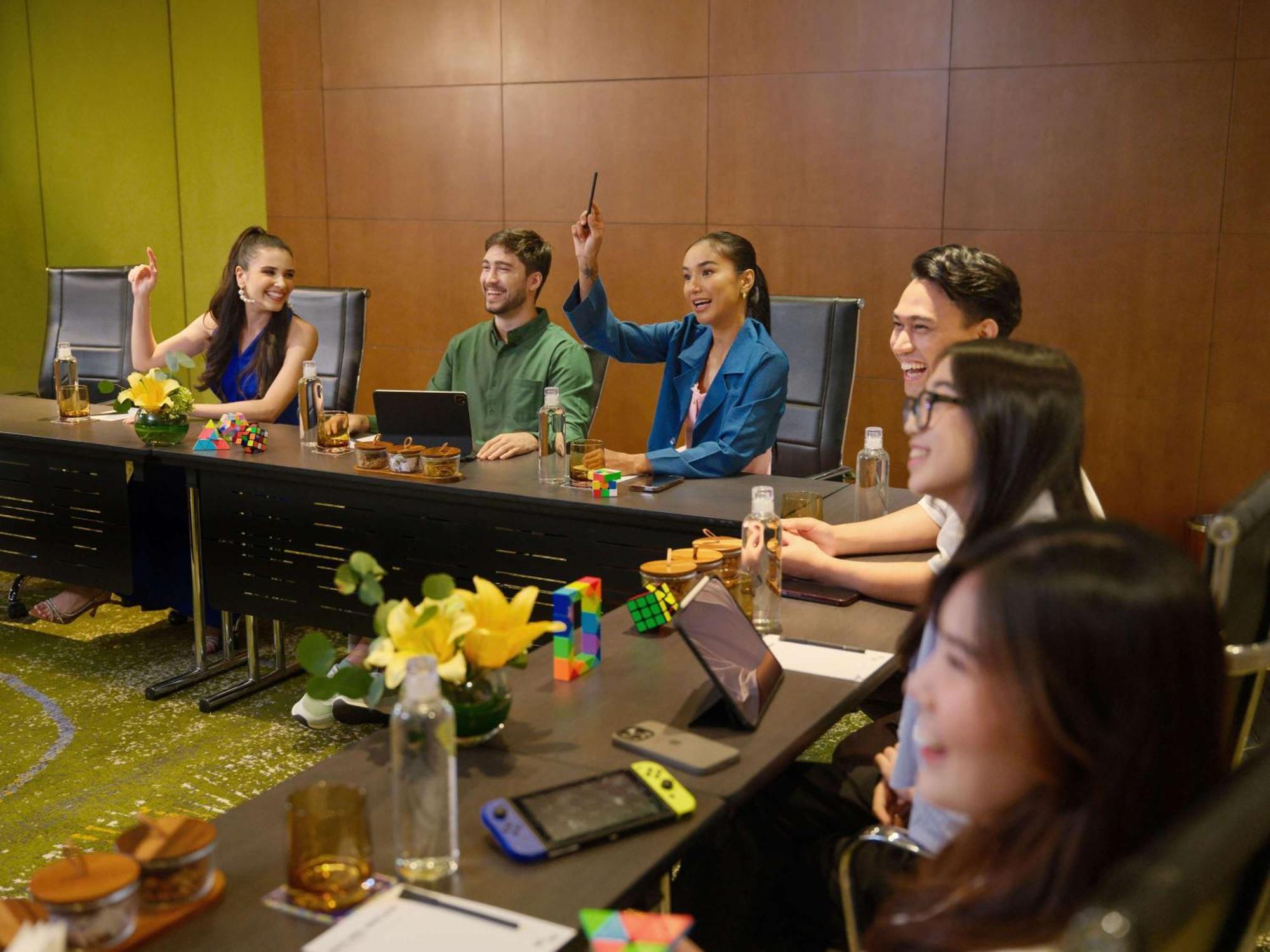 Pullman Jakarta Central Park מראה חיצוני תמונה The cast of The Gifted at the 2019 WonderCon