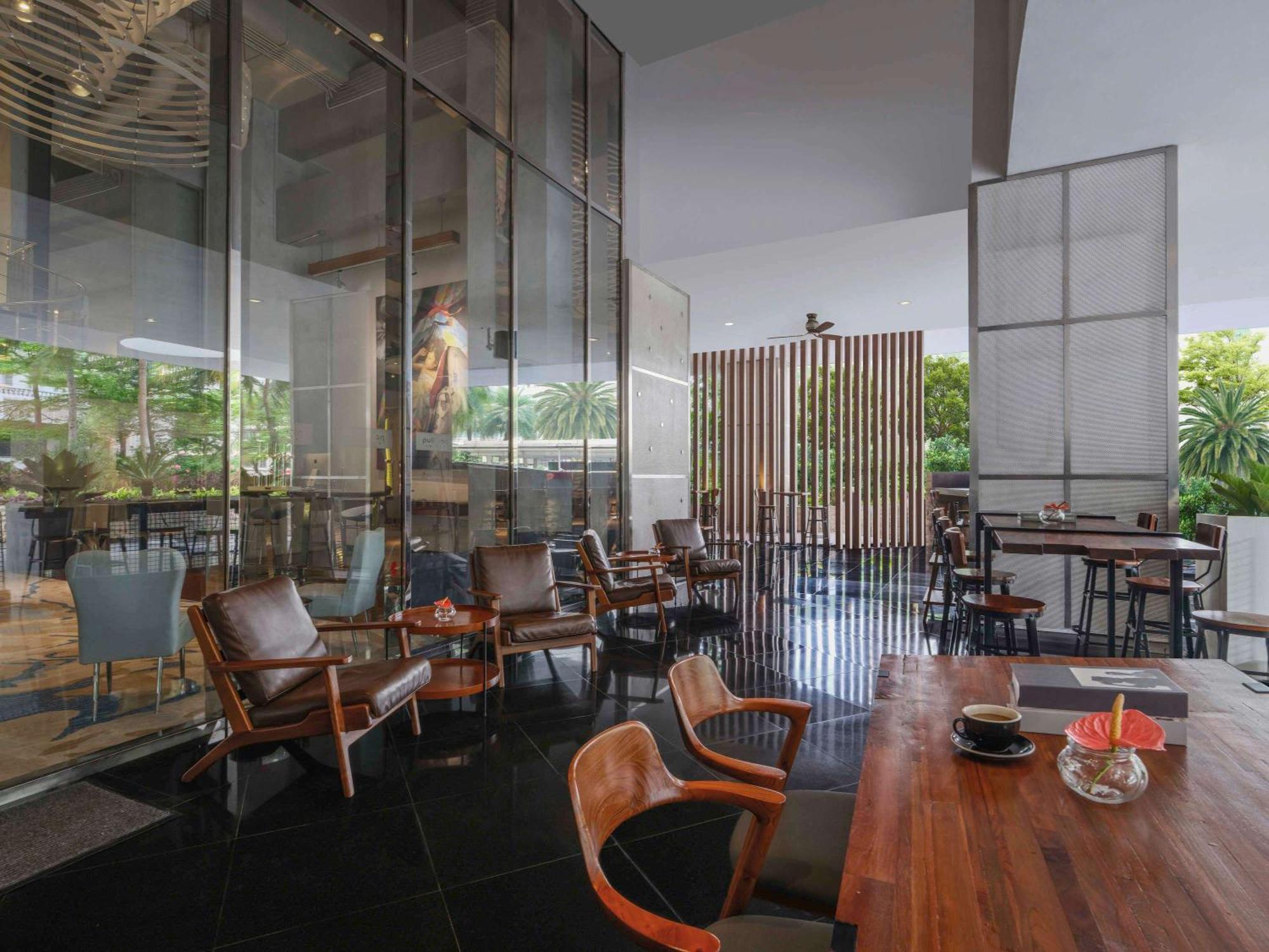 Pullman Jakarta Central Park מראה חיצוני תמונה The interior of a Starbucks Reserve store in Shanghai, China