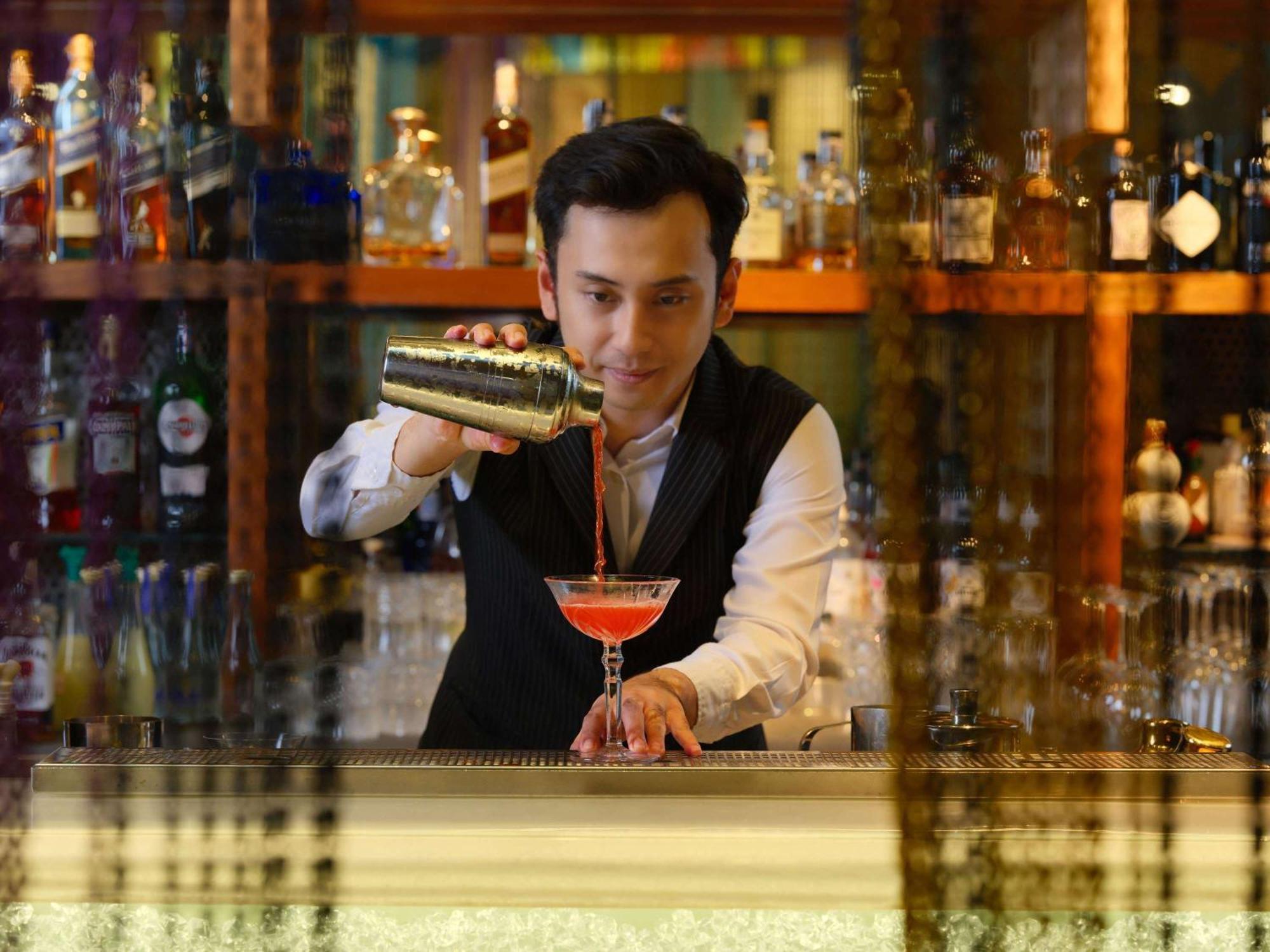 Pullman Jakarta Central Park מראה חיצוני תמונה A bartender at work