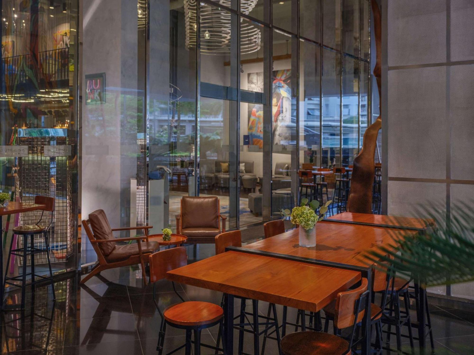 Pullman Jakarta Central Park מראה חיצוני תמונה The interior of the Starbucks Reserve Roastery in Seattle