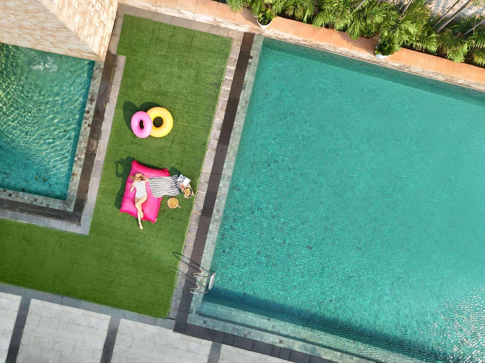 Pullman Jakarta Central Park מראה חיצוני תמונה Artificial grass for landscaping