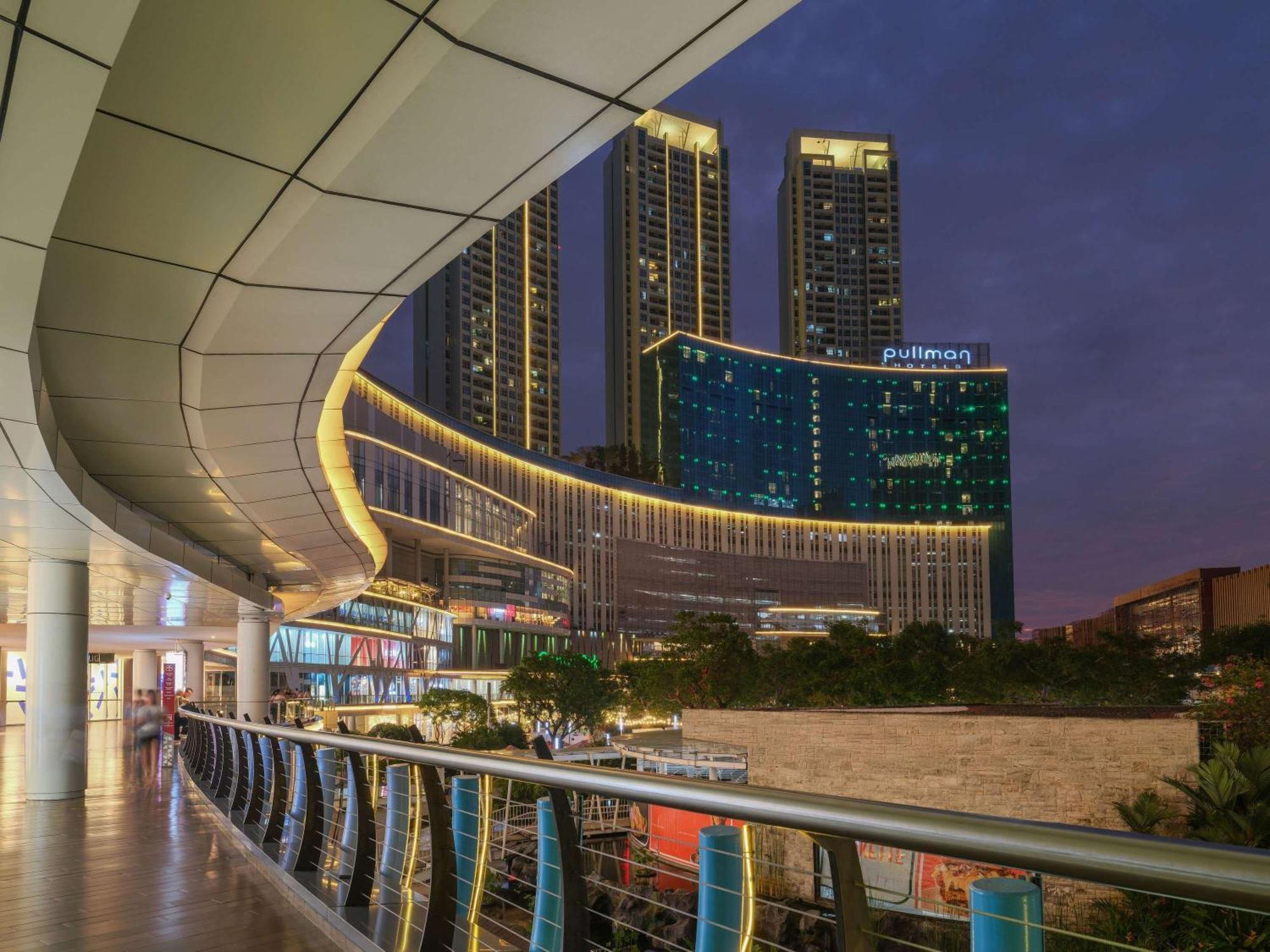 Pullman Jakarta Central Park מראה חיצוני תמונה The hotel at night