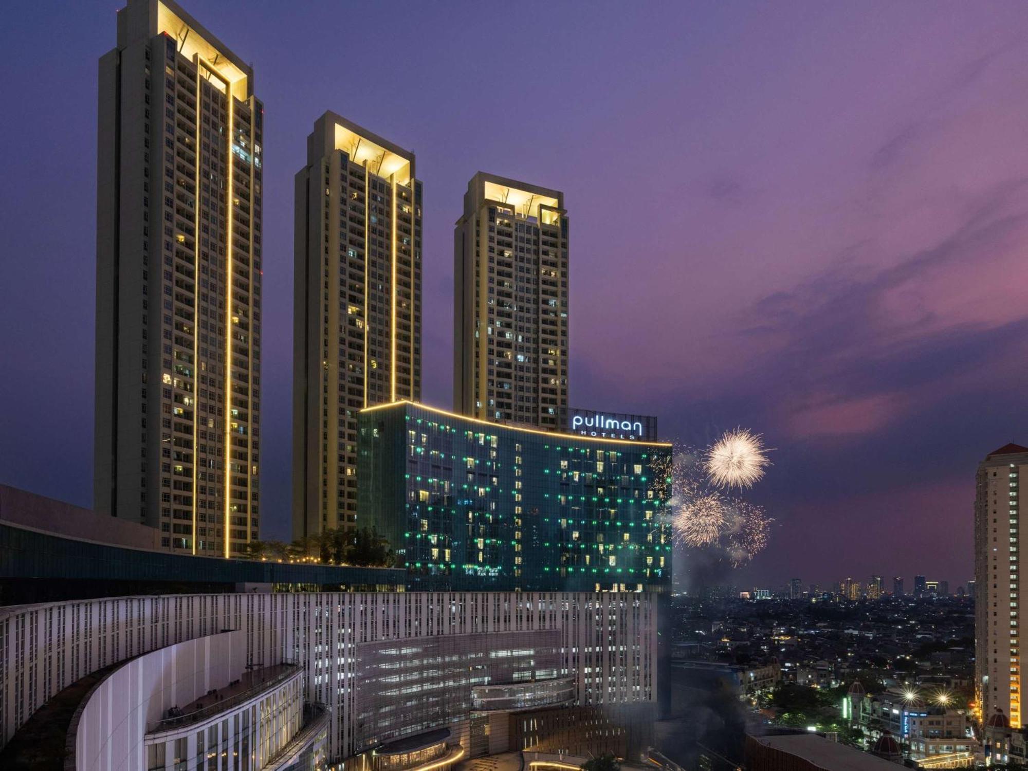 Pullman Jakarta Central Park מראה חיצוני תמונה The hotel at night