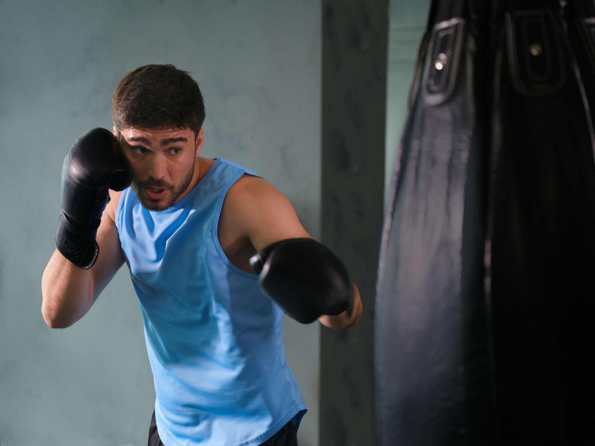 Pullman Jakarta Central Park מראה חיצוני תמונה A boxer training with a heavy bag