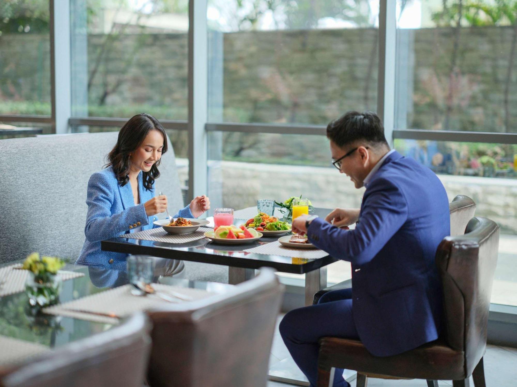 Pullman Jakarta Central Park מראה חיצוני תמונה A couple eating at a restaurant